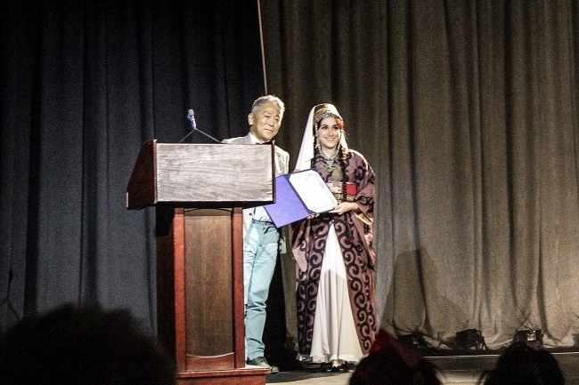 Consul-General of Japan Yasunori Nakayama presented an award to the member of the Kimono team at Anime North’s Fashion Show. 