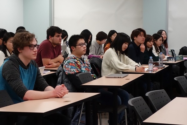 伊藤総領事のウォータールー大学レニソン校での講演 在トロント日本国総領事館 伊藤総領事のウォータールー大学レニソン校での講演 在トロント日本国総領事館